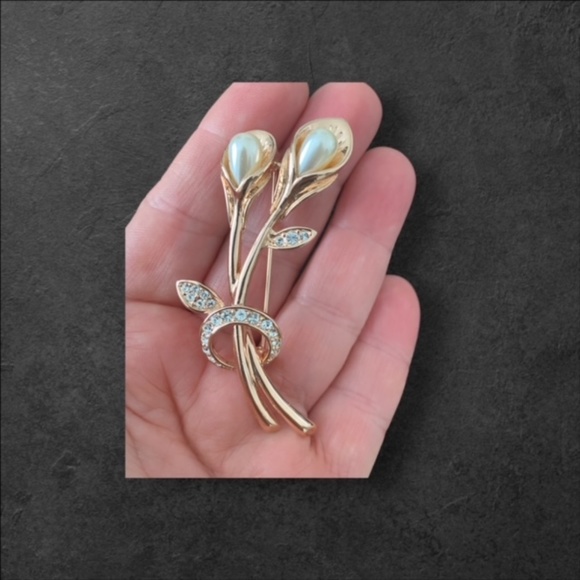 Calla Lily Faux Pearl & Austrian Crystal Detail Gold Tone Brooch - Picture 2 of 5